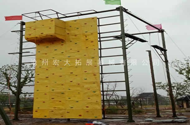 附高空拓展架攀岩墙
