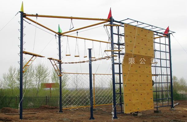 附高空拓展架攀岩墙