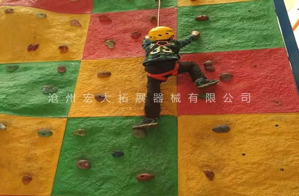 儿童攀岩墙