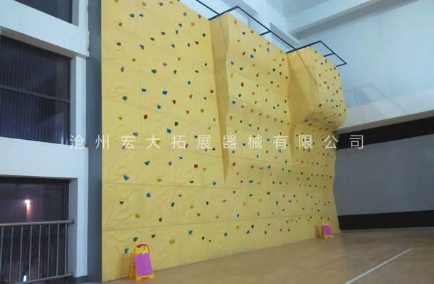 附墙体攀岩墙