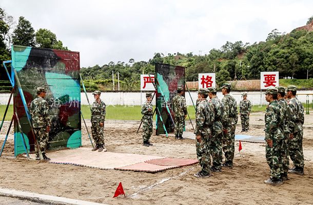 三人协作攀登架