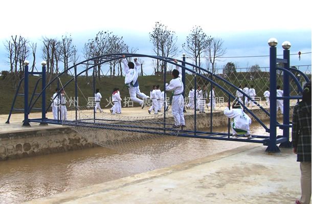 水上肋木桥-水上拓展器材厂家-水上拓展项目