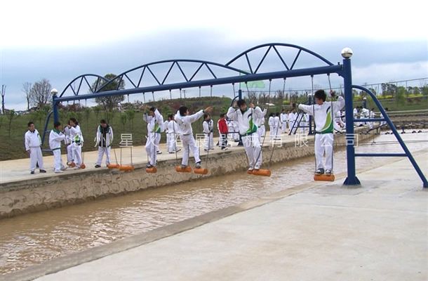 水上荡木桥-水上拓展器材厂家-水上拓展项目