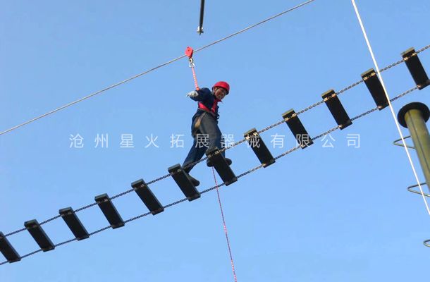 高空泸定桥-高空单项器材-吊索桥-勇闯天堑