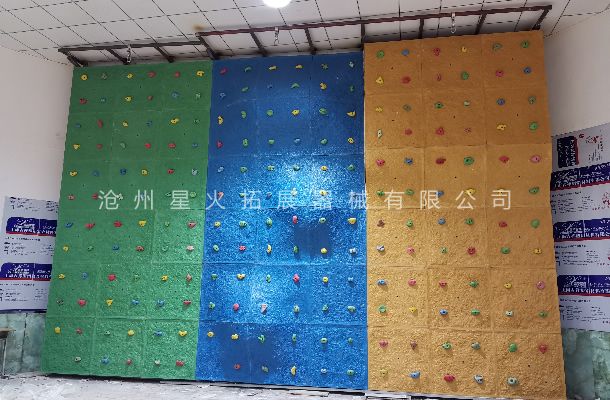 内蒙古乌兰察布化德县青少年活动中心室内攀岩墙安装完毕