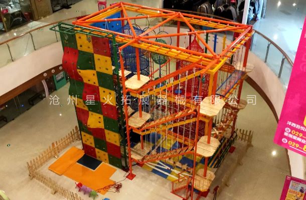 四川省绵阳市万达商场中庭儿童网绳拓展乐园项目完工。